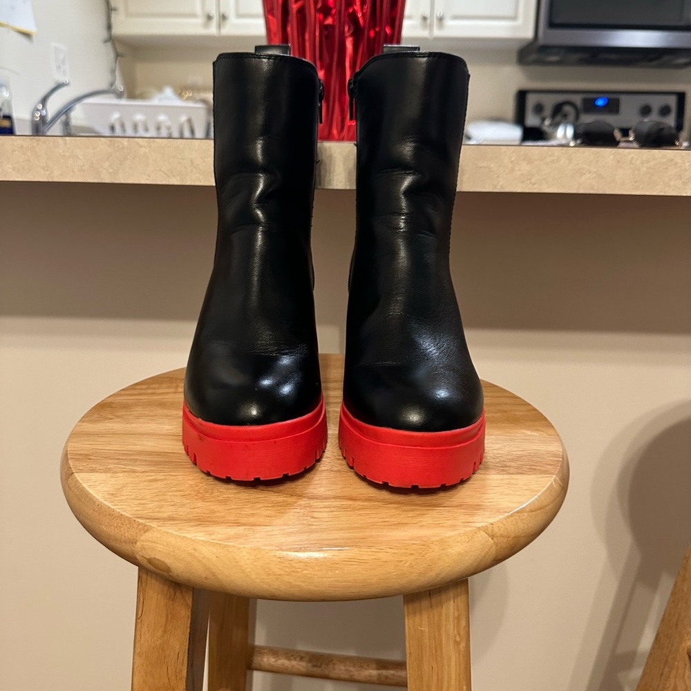 Black boots 7.5.  Like new. Worn twice.  Super comfortable.
Too small for me.
